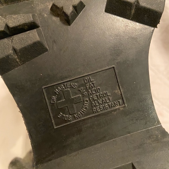 ❌SOLD❌ Dr. Martens 2976 Quad Chelsey boots in white. - Picture 6 of 8